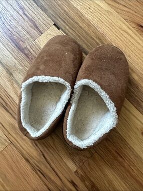 Cat & Jack Brown Faux-Suede Kids Slippers with Cream Sherpa Lining